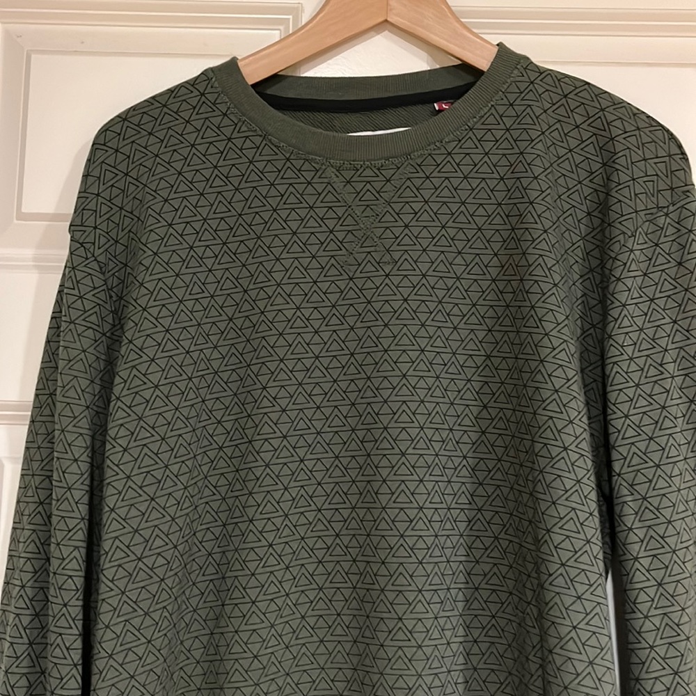 Hunter green Men’s sweater sz L by Sovereign Code, in very good condition